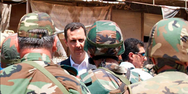 Asad pasa revista a las tropas siria. | Facebook