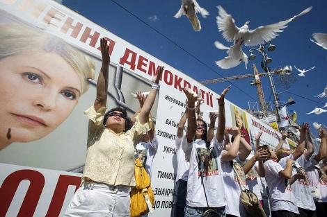 Manifestantes sueltan palomas en Kiev para pedir la liberación de la ex 'premier'. | Efe