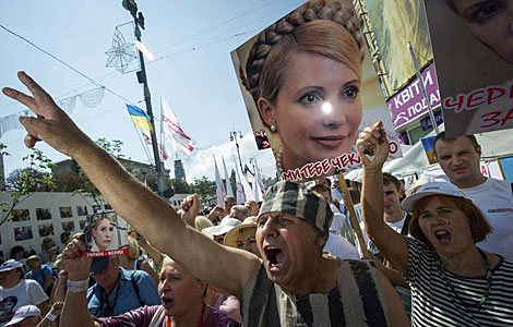 Manifestantes con imágenes de Timoshenko piden su excarcelación. | Efe