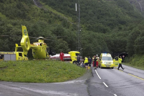 Los servicios de emergencia atienden a los afectados en el accidente de Noruega.| Efe