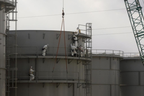 Trabajadores construyendo tanques de agua en Fukushima. | Reuters
