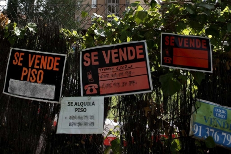 Varios carteles de 'Se vende' en una valla. | Carlos Barajas