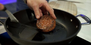 Degustacin de la primera hamburguesa artificial