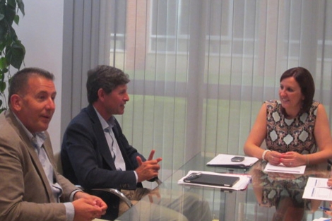 El alcalde, Alfonso Bataller, en la reunin con la consellera. | ELMUNDO.es