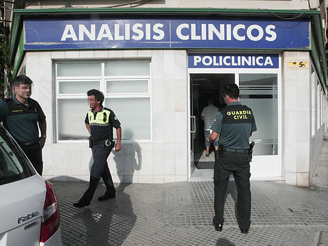 Agentes de la Guardia Civil en el mdulo de atencin clnica de La Lnea.| F. Ledesma