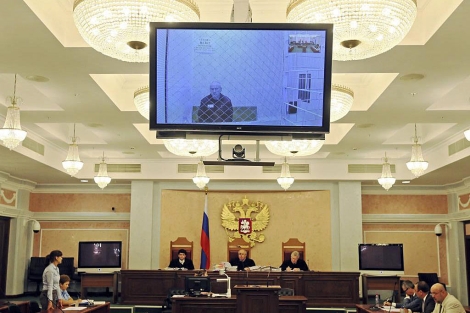 Jodorkovski en la pantalla por la que ha seguido la vista desde prisin. | Efe
