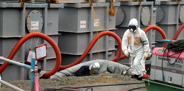 Un trabajador en la planta nuclear de Fukushima. | Efe