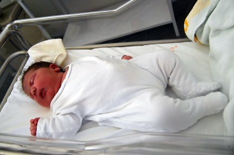 El beb, descansando en la habitacin del Hospital de Dnia junto a su madre. | E.M.