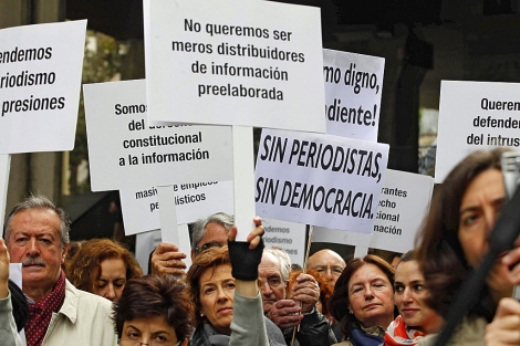 Protestas de un grupo de periodistas que se quejan de la situacin de la profesin. | Jos Ayma