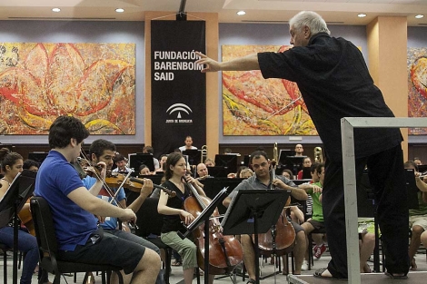 Daniel Barenboim dirige un ensayo de la Orquesta del Divn. | Diego L.