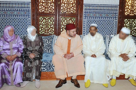Mohamed Vi con los familiares de las vctimas. | Afp
