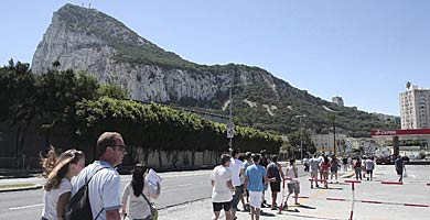 Personas cruzando la frontera de Gibraltar a pie. | Francisco Ledesma