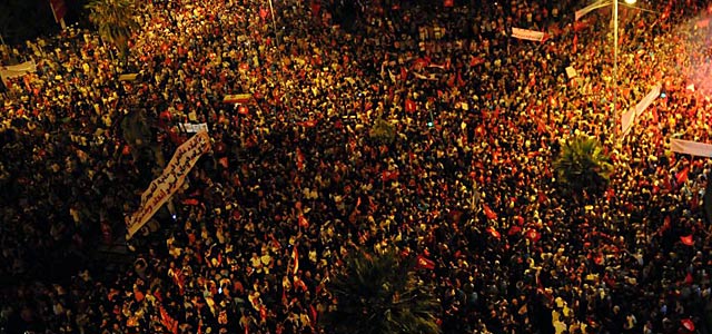 Cientos de tunecinos piden la dimisin del Gobierno frente al Parlamento. | Efe