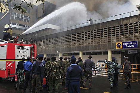 Los bomberos controlan el fuego en el Aeropuerto de Nairobi