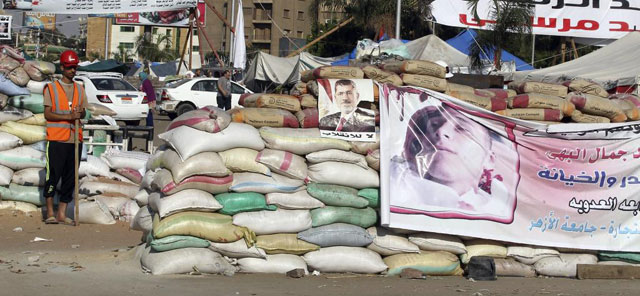 Uno de los campamentos pro Mursi hecho con sacos de arena.| Efe