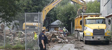 Un momento de la demolicin de la vivienda de Castro en Cleveland (Ohio). | Efe