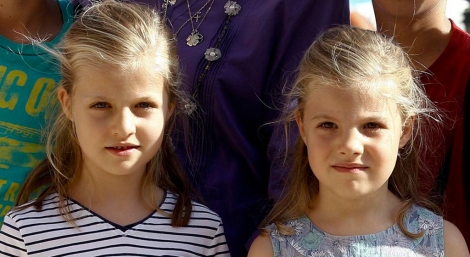 Las infantas Leonor y Sofa durante el posado en el Club de Vela de Calanova. | EFE