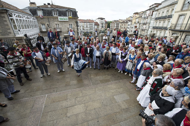 Los blusas y las neskas veteranos llenan las calles de Vitoria en la penltima jornada de las Fiestas de la Blanca. | Efe