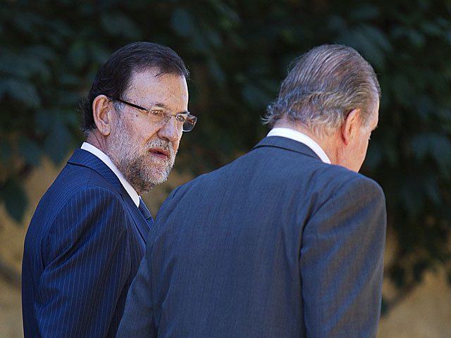 El Rey Juan Carlos, con el presidente del Gobierno, Mariano Rajoy. | Foto: Jaime Reina / AFP
