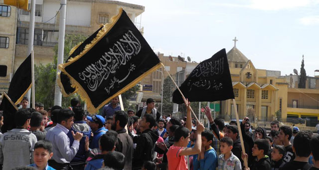 Banderas de Jabhat Al Nusra en Raqqa (Siria).| J. E.