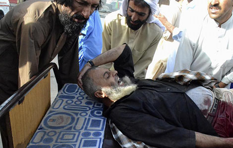 Un hombre herido es trasladado al hospital en Qetta. | Reuters