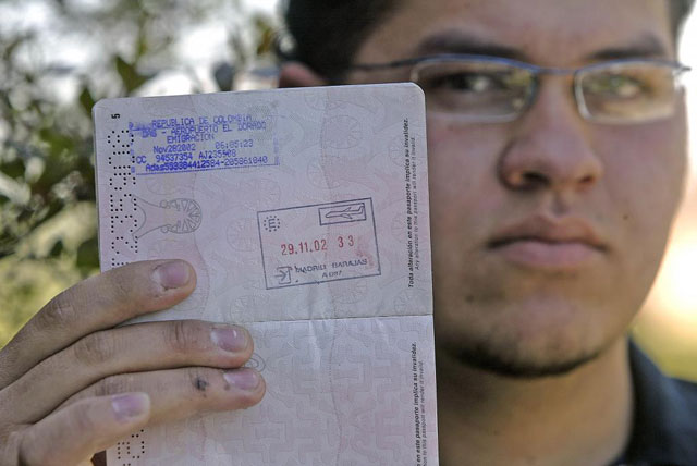 Un inmigrante colombiano muestra su visado de entrada a España. | E. M.