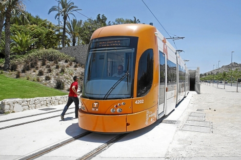Uno de los vehculos de las lneas del Tram en Alicante. | P.Rubio