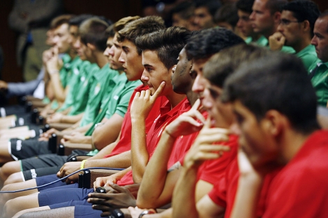 Canteranos del Sevilla y del Betis durante la inauguracin de los cursos formativos. | E. Lobato
