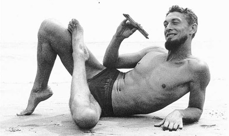 El editor y escritor Carlos Barral, retratado en 1960 por Oriol Maspons en la playa de Calafell.