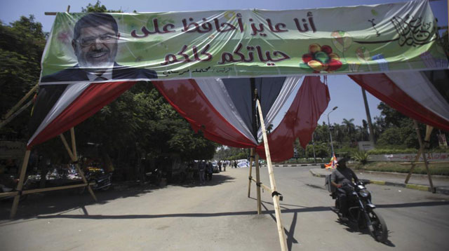 Una pancarta a favor de Mursi.| Reuters