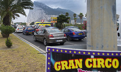 Varios coches esperan para cruzar a Gibraltar. | AFP VEA MS FOTOS