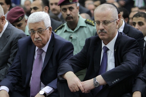 Abu Mazen (izqda.) y Rami Hamdala celebran el fin del Ramadn. | Afp