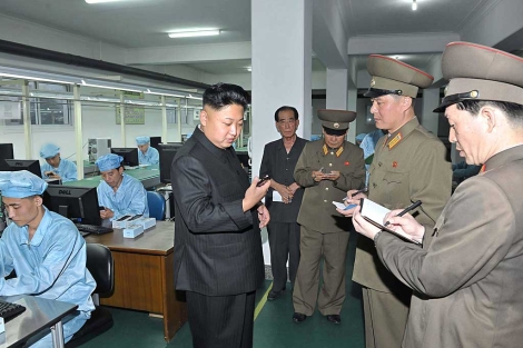 Kim Jong-un observa el nuevo móvil norcoreano. | Reuters