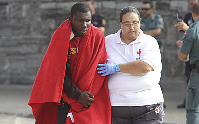 Una voluntaria de Cruz Roja socorre a un inmigrante. | F. Ledesma
