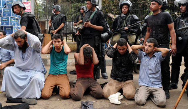 Varios de los detenidos durante el desalojo. | Afp