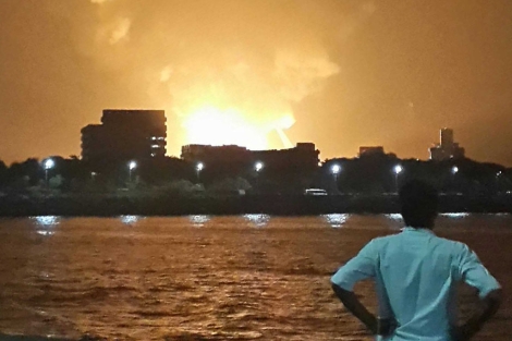 Un hombre observa el incendio en el INS Sindhurakshak, en Mumbai | Reuters