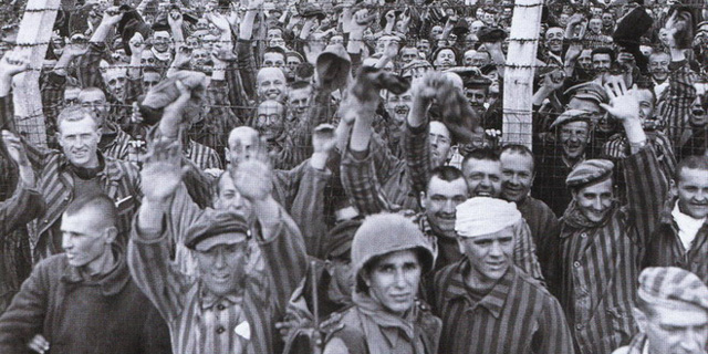 Prisioneros del campo de Dachau celebran la liberacin por las tropas estadounidenses en 1945.