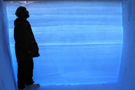 Uno de los investigadores en un pozo de hielo de 68.000 aos. | Kendrick Taylor / DRI