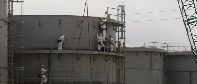 Operarios construyendo un tanque de agua de Fukushima. | Reuters