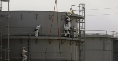 Operarios en un tanque de agua de Fukushima. | Reuters