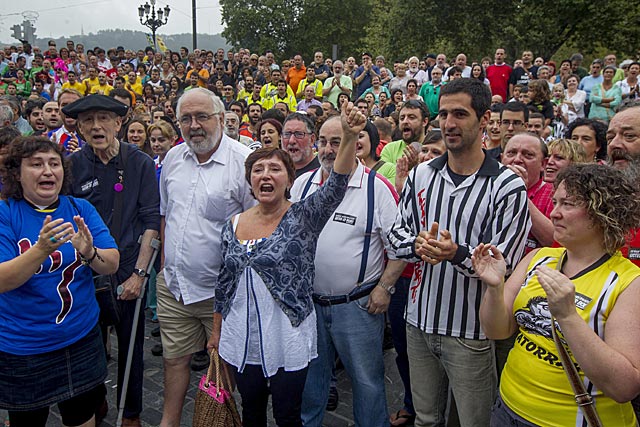 Jone Artola durante la concentracin que le apoy ayer en Bilbao, promovida por las comparsas .