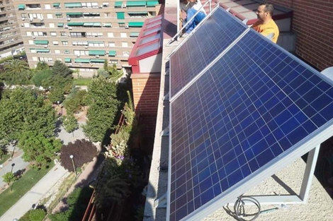 Iñaki Alonso desmontando los paneles solares de su terraza. | Iñaki Alonso