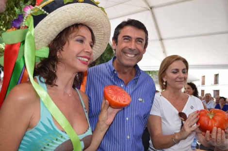 Victoria Abril, junto al alcalde de Con, muestra el tomate ganador. | ELMUNDO.es