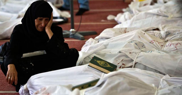 Una mujer vela a los muertos en una morgue de El Cairo. | Afp