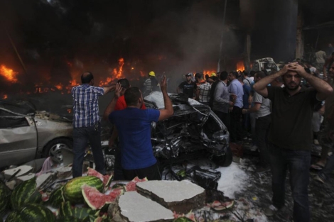 La gente reacciona tras la explosin.| Reuters