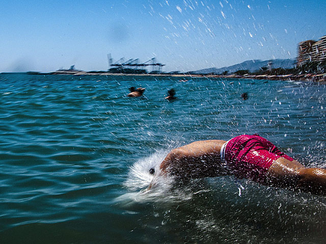 Un hombre se lanza al agua en la playa de la Caleta (Mlaga). | Jorge Zapata / Efe