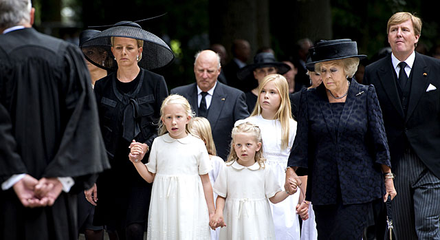 Mabel (viuda de Friso), con sus hijas y sobrinas, el rey de Noruega, la princesa Beatriz y el rey Guillermo Alejandro. | ANP