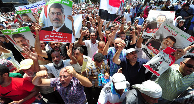 Partidarios de Mohamed Mursi recorren las calles de El Cairo.| Afp