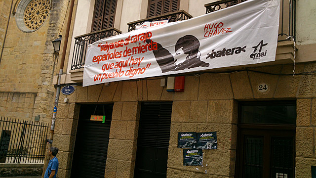 Pancarta situada en una de las calles de la Parte Vieja de San Sebastin con una frase de Chvez.