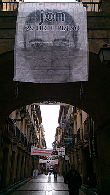 Pancarta en la entrada de la Parte Vieja.